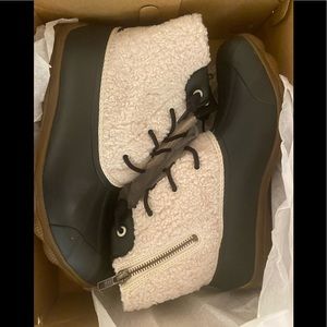 BRAND NEW SHEARLING SPERRY DUCK BOOTS (10)